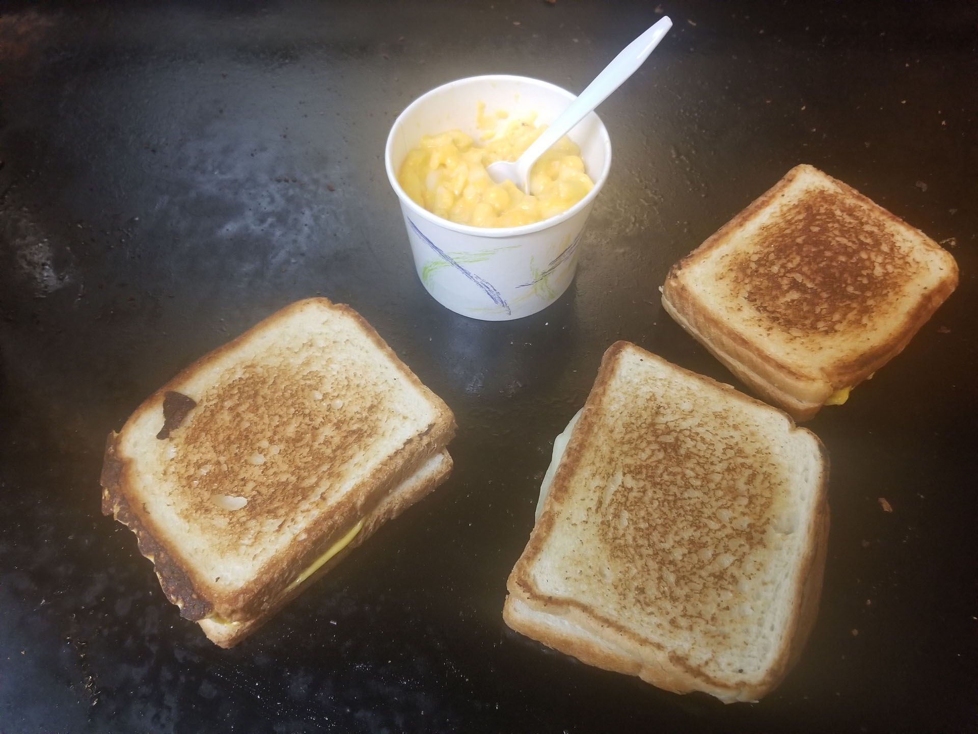 royal's grilled cheese -classic american- mac n cheese